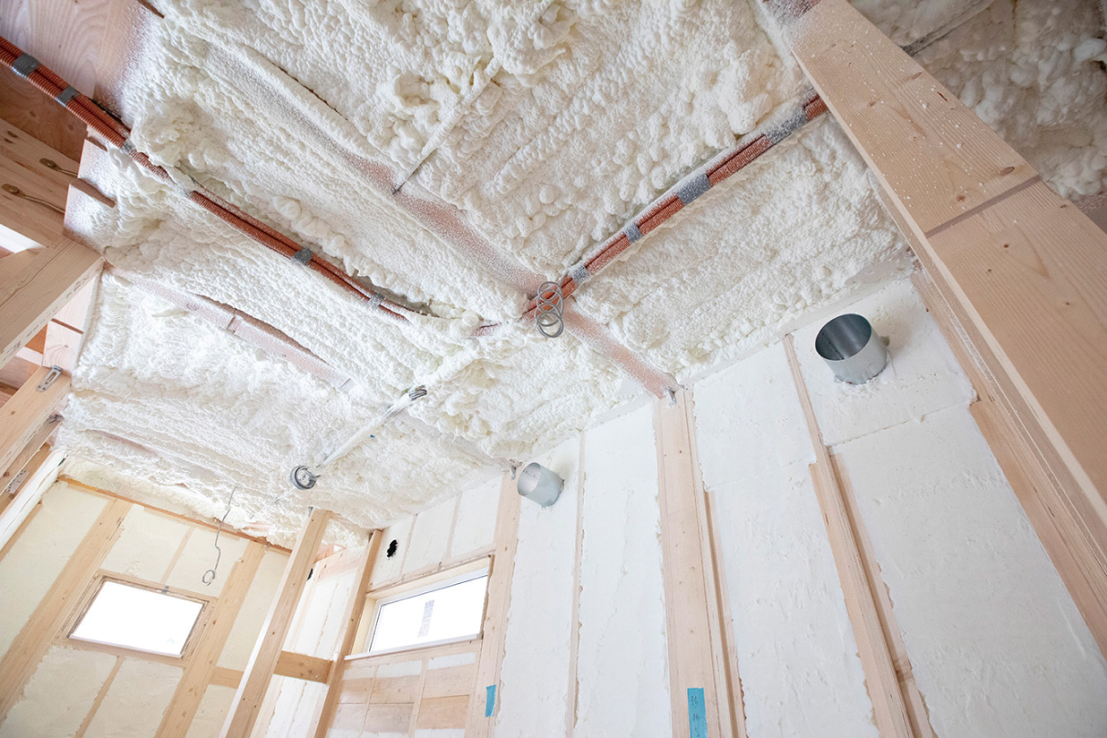 現場吹付の発泡ウレタン断熱